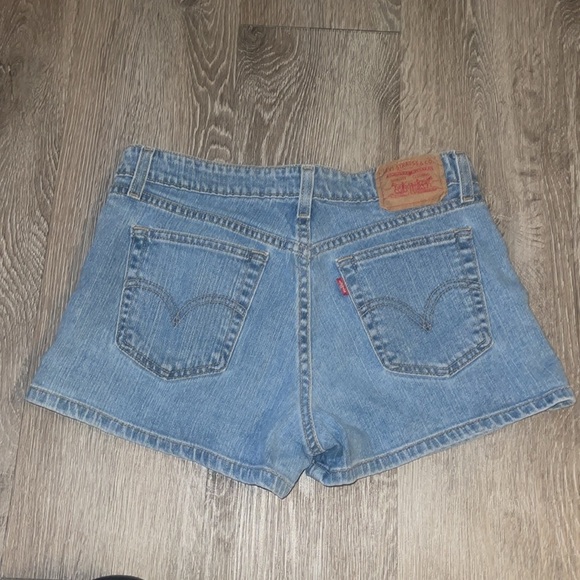 Vintage Levi’s Women's Blue Denim Shorts size 9 super low stretch 2 inch inseam - Picture 3 of 7
